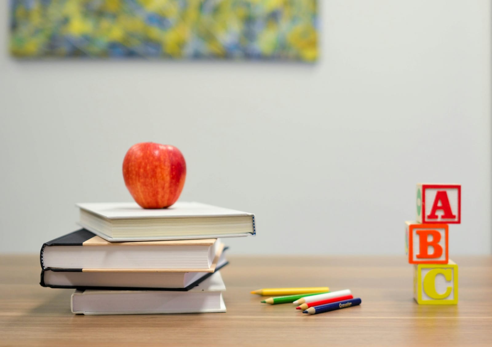 Mesa de estudio con un libro abierto y materiales académicos