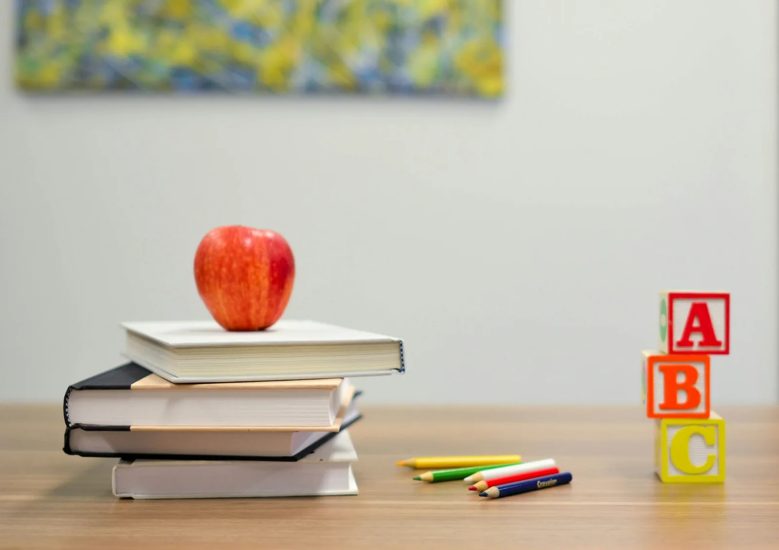 Mesa de estudio con un libro abierto y materiales académicos