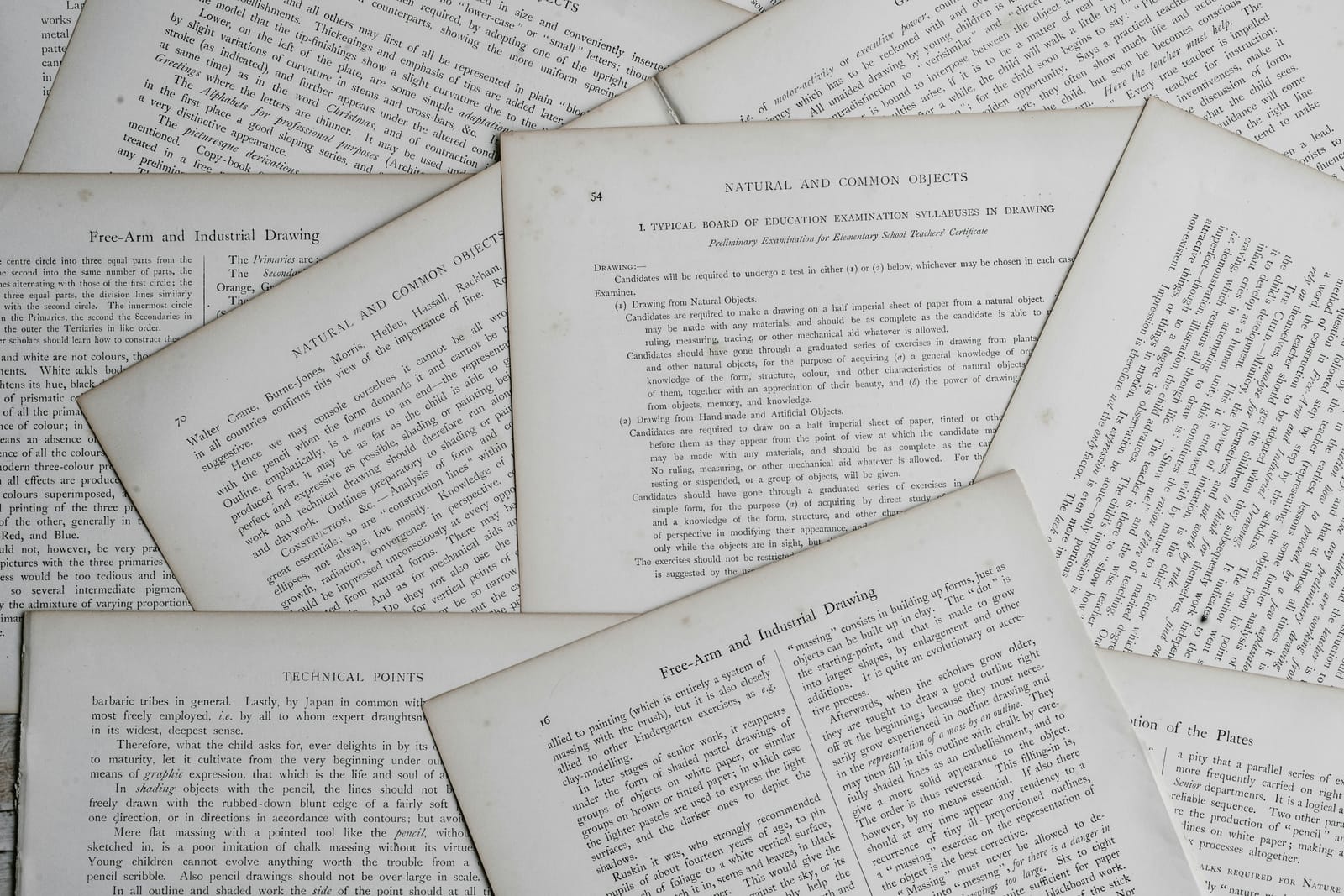 Hojas de papel con texto manuscrito en blanco y negro