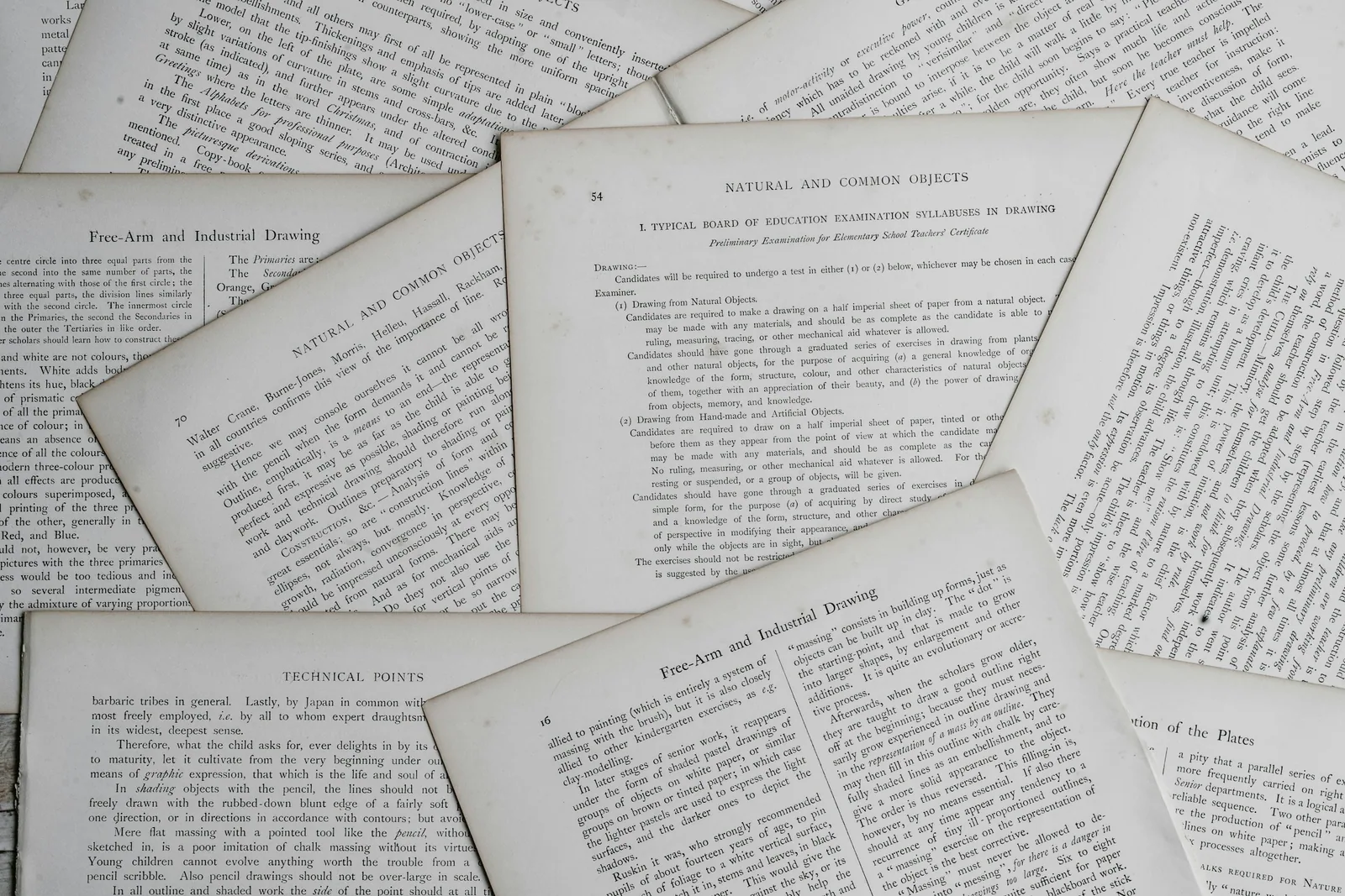 Hojas de papel con texto manuscrito en blanco y negro