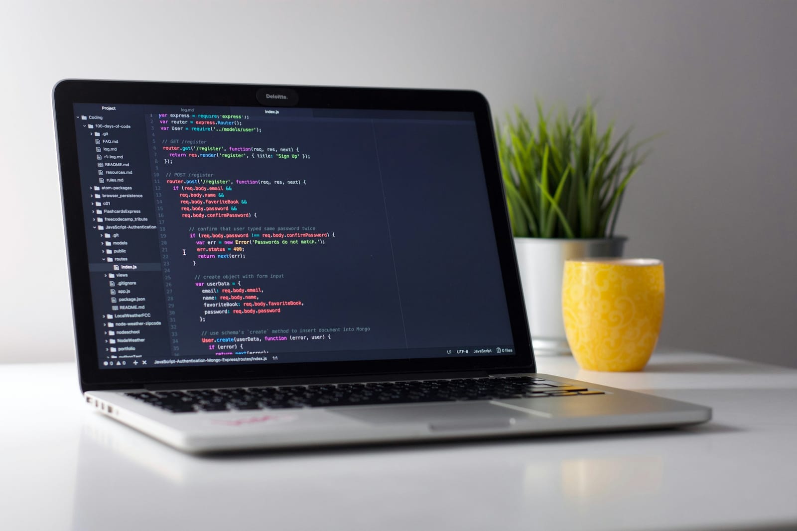 Pantalla de ordenador con código y caracteres en primer plano
