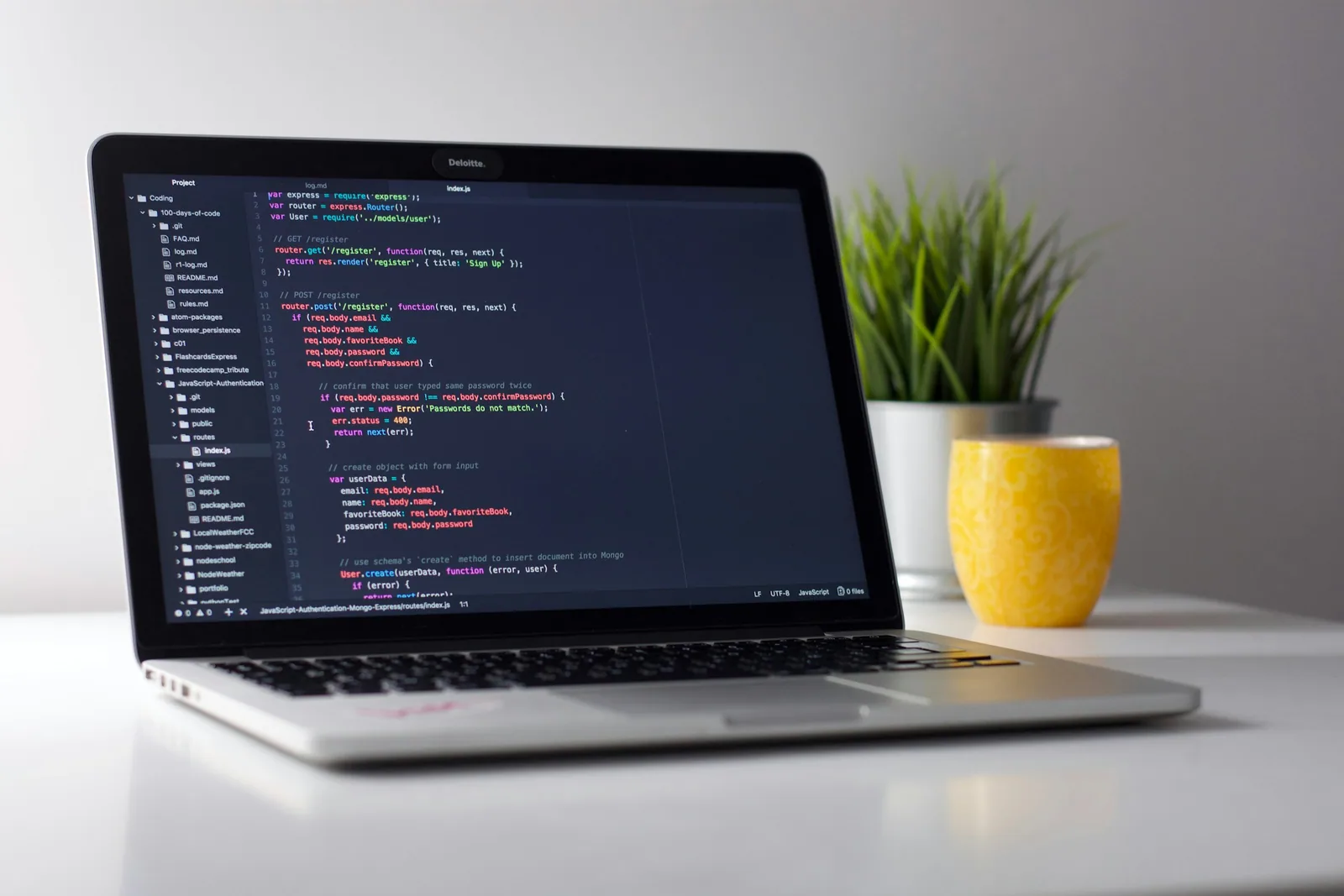 Pantalla de ordenador con código y caracteres en primer plano